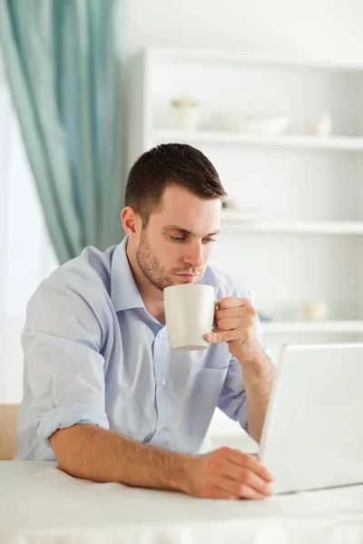 Uomo d'affari che beve una tazza di caffè — Foto Stock