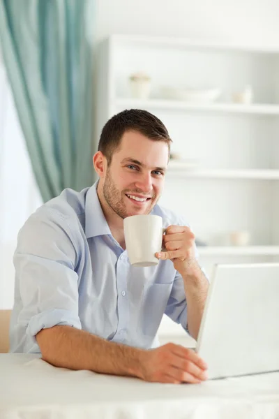 Χαμογελώντας επιχειρηματίας με ένα φλιτζάνι του καφέ — Φωτογραφία Αρχείου