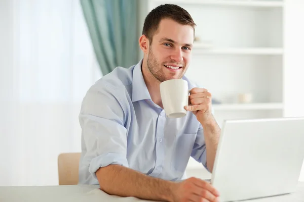 Affärsman njuter av en kopp kaffe — Stockfoto