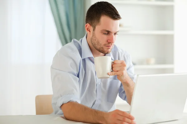 Affärsman som njuter av en kopp kaffe — Stockfoto