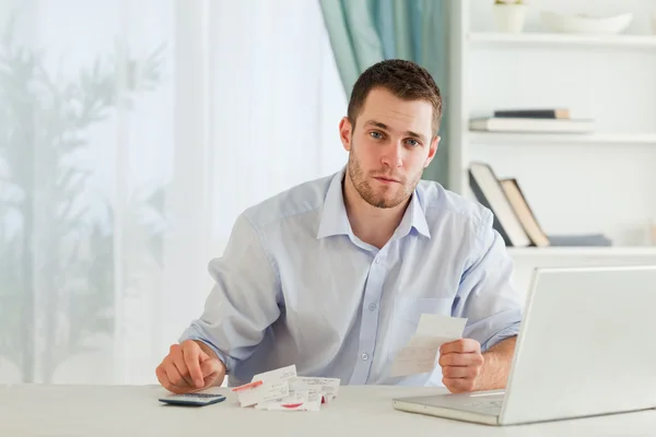 Homme d'affaires vérifiant les factures dans son bureau à domicile — Photo