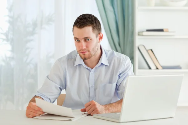 Businessman reading a letter — Stock Photo, Image