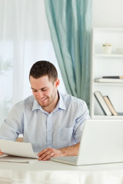 Empresário sorridente lendo uma carta — Fotografia de Stock