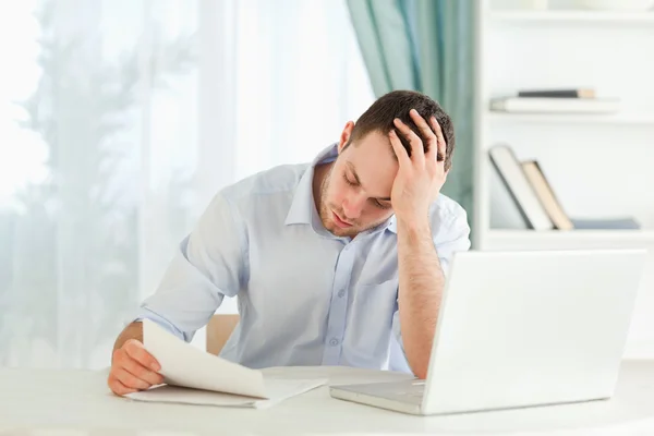 Businessman reading an alarming letter — Stock Photo, Image