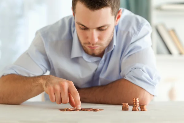 Számlálás a kis érmék üzletember — Stock Fotó