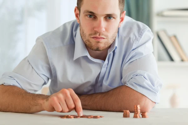 Desperat affärsman räknar hans små mynt — Stockfoto