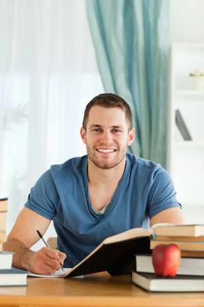 Lachende student tevreden over zijn voortgang — Stockfoto