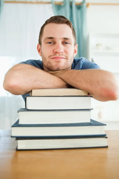 Estudiante apoyado en sus libros — Foto de Stock