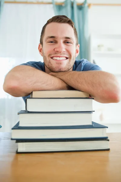 Estudiante feliz con sus libros — Foto de Stock