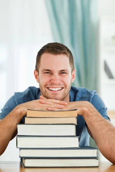 Onun kitapları ile gülümseyen öğrenci — Stok fotoğraf