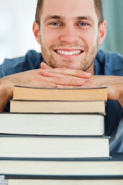 Close up van student met een stapel boeken — Stockfoto