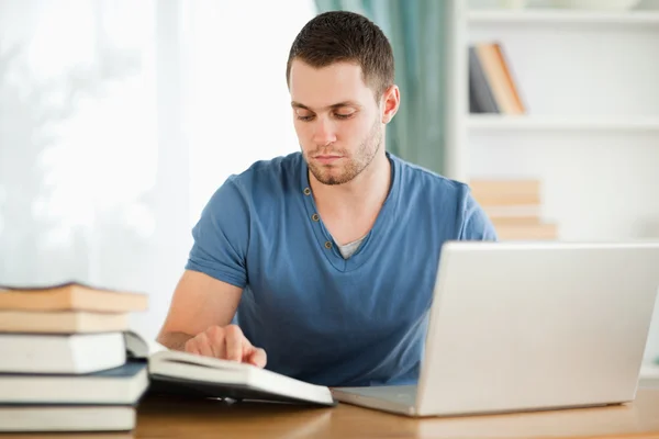 Student med sin bärbara dator för hans läxor — Stockfoto