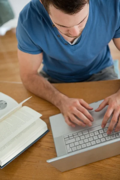 Student looking for information on the internet — Stock Photo, Image