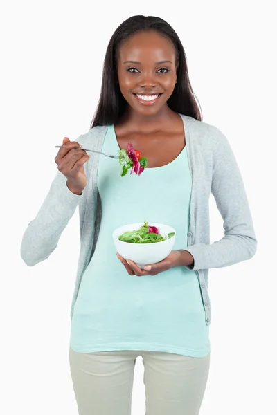 サラダを食べる若い女性 — ストック写真