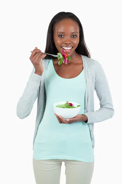 Jovem mulher tendo uma salada — Fotografia de Stock