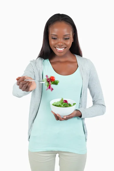 Молодая женщина с салатом на вилке — стоковое фото