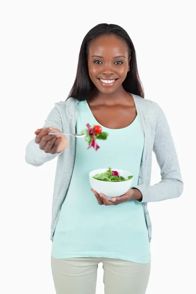サラダを持つ若い女性の笑みを浮かべてください。 — ストック写真