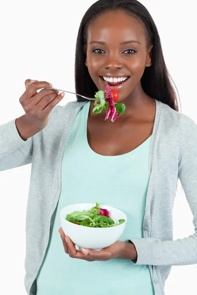 Heureuse femme souriante mangeant de la salade — Photo