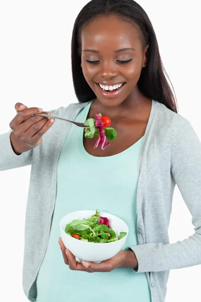 Felice giovane donna mangiare insalata — Foto Stock