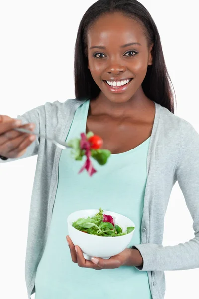 Счастливая улыбающаяся женщина предлагает салат — стоковое фото