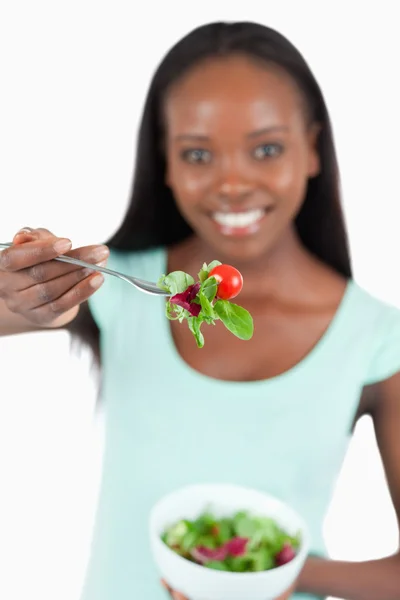 Salade aangeboden door gelukkig lachende vrouw — Stockfoto