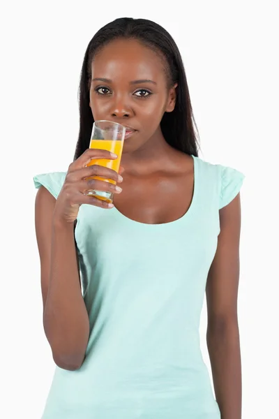 Giovane donna bere un po 'di succo d'arancia — Foto Stock