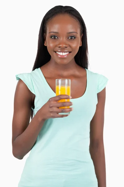 Bir bardak portakal suyu ile mutlu gülümseyen kadın — Stok fotoğraf