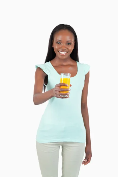 Mutlu gülümseyen kadın, bir bardak portakal suyu — Stok fotoğraf