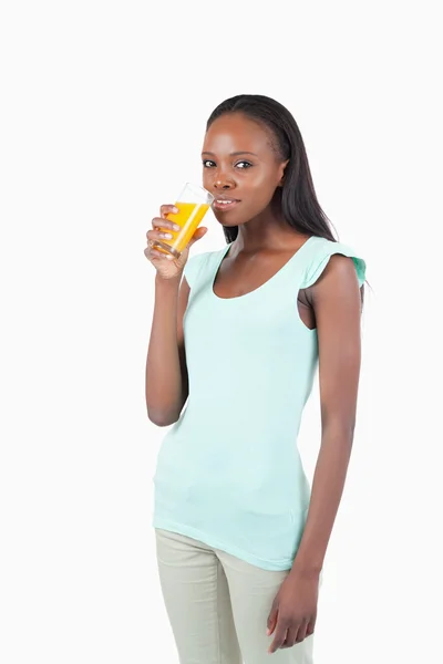 Ung kvinna med orange glas — Stockfoto