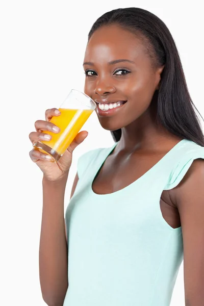 Sidovy av leende kvinna med apelsinjuice — Stockfoto