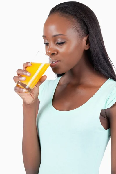 Sidovy av ung kvinna dricka apelsinjuice — Stockfoto