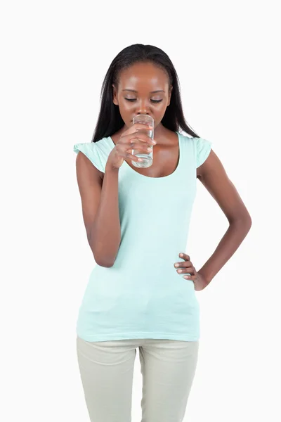 Jovem do sexo feminino água potável — Fotografia de Stock