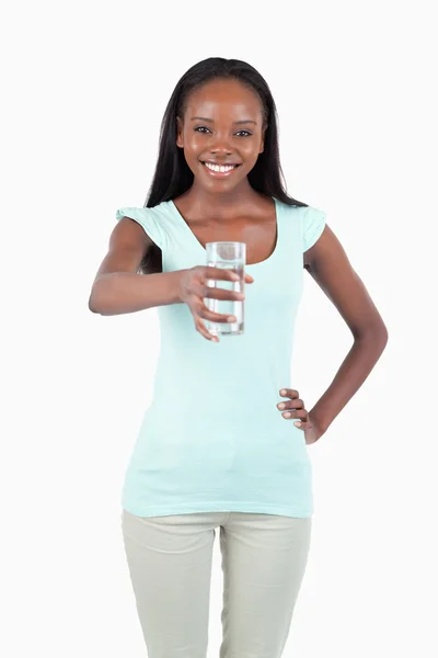 Sorrindo jovem mulher oferecendo um pouco de água — Fotografia de Stock
