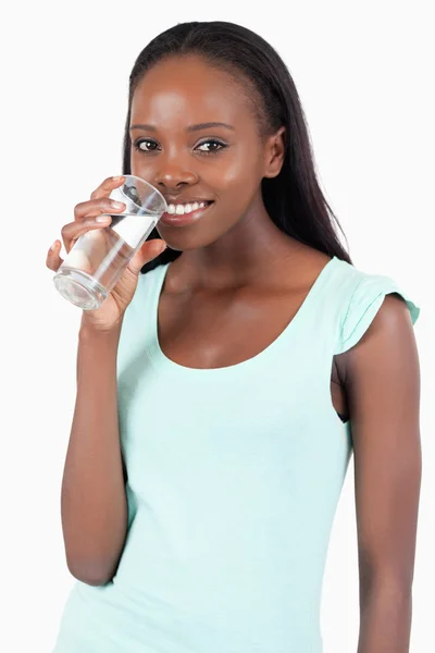 Glada leende kvinna med ett glas vatten — Stockfoto