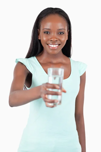 Bir bardak su sunan mutlu gülümseyen kadın — Stok fotoğraf