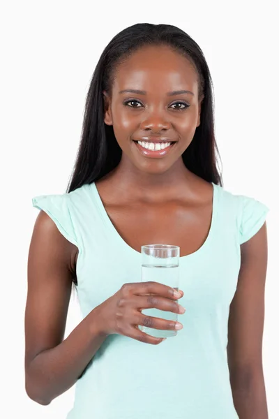 Glada leende kvinna med ett glas uppfriskande vatten — Stockfoto