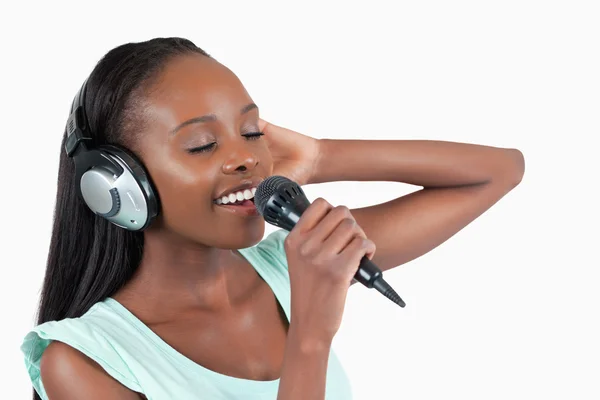 Jonge vrouw geniet zingen — Stockfoto