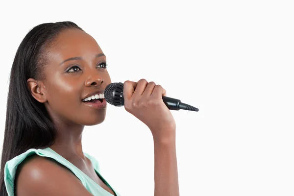 Mulher com microfone cantando — Fotografia de Stock