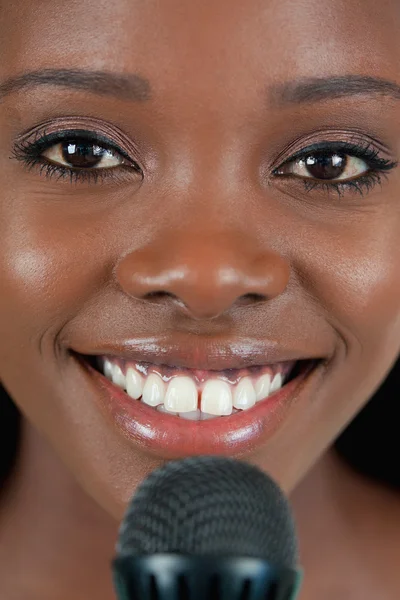 Primo piano di cantante femminile sorridente allegra — Foto Stock