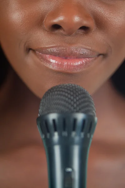Close up van lippen met microfoon — Stockfoto