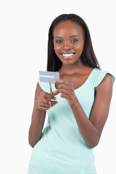 Счастливая улыбающаяся молодая женщина уничтожает кредитку — стоковое фото