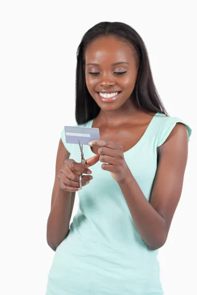 Glada leende kvinna förstör kreditkort — Stockfoto