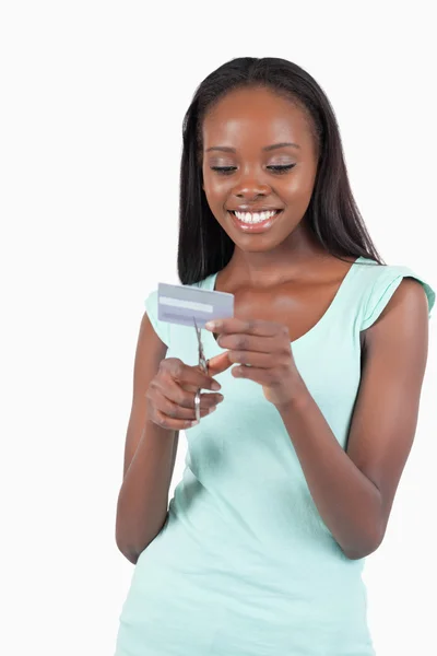Gelukkig lachend jonge vrouwelijke vernietigen van creditcard — Stockfoto