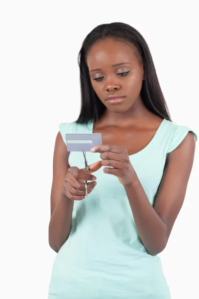 Traurige Frau muss ihre Kreditkarte zerstören — Stockfoto