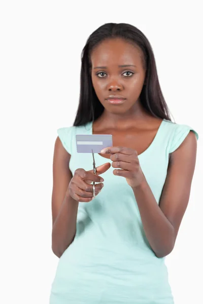 Mujer triste cortando su tarjeta de crédito en pedazos —  Fotos de Stock