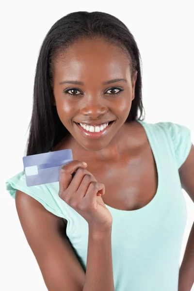Lächelnde junge Frau zeigt ihre Kreditkarte — Stockfoto