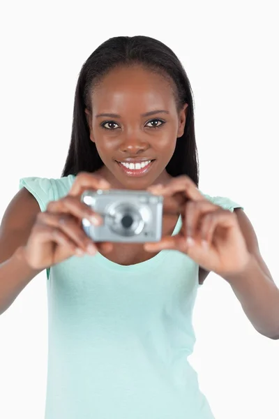Χαμογελώντας νεαρή γυναίκα χρησιμοποιώντας την ψηφιακή φωτογραφική μηχανή — Φωτογραφία Αρχείου