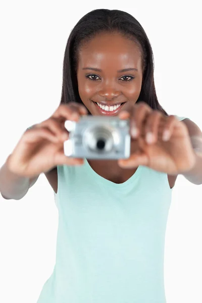 Uśmiechający się młoda kobieta, fotografowanie — Zdjęcie stockowe