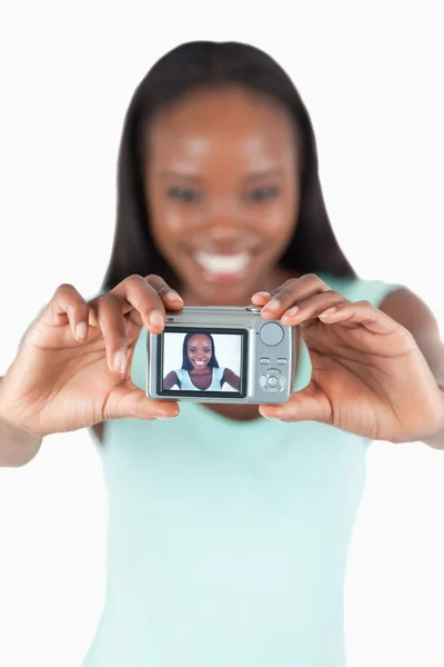 Sorrindo jovem mulher tirando foto de si mesma — Fotografia de Stock