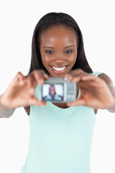 Усміхнена молода жінка фотографує себе — стокове фото